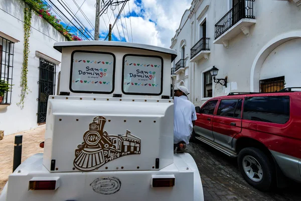 SANTO DOMINGO, REPÚBLICA DOMINICANA - 1 DE NOVIEMBRE DE 2015: Cabina en las calles de Santo Domingo — Foto de Stock