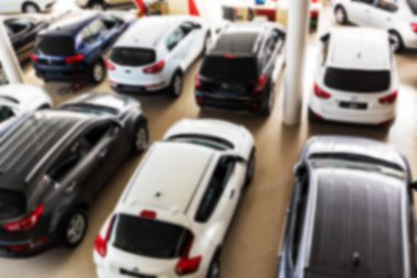 Bulanık bir araba galerisinde yeni araçların