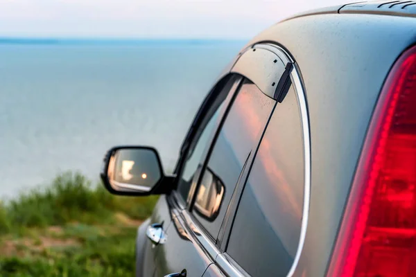 Crossover parked in the seaside — Stock Photo, Image