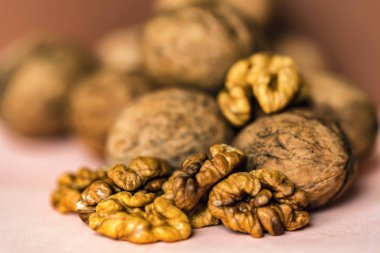 Ceviz ve çekirdekleri bej artalan üzerinde