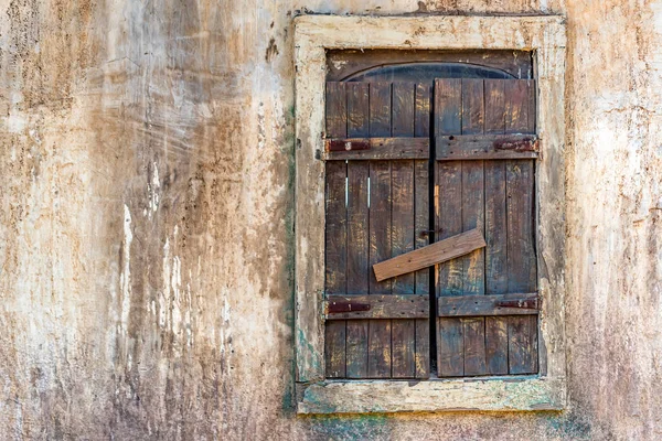 Vieja ventana de madera de un edificio abandonado — Foto de Stock