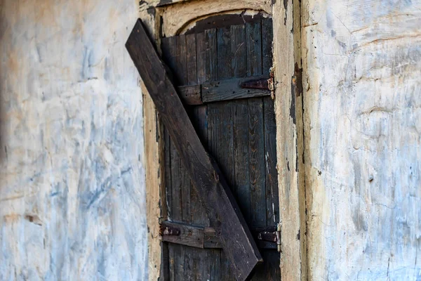Vieja ventana de madera de un edificio abandonado — Foto de Stock
