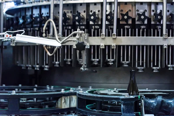 Garrafa de vinho no transportador de cortiça na adega — Fotografia de Stock