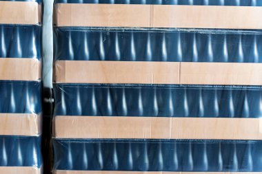 Toptan şaraphane, birçok şarap şişeleri Paketli