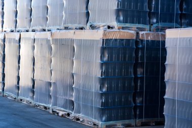 Toptan şaraphane, birçok şarap şişeleri Paketli