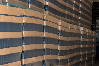 Toptan şaraphane, birçok şarap şişeleri Paketli