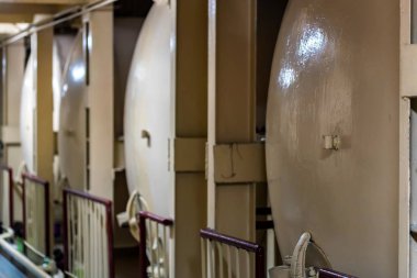 Modern şaraphane iç şarap tankları ile