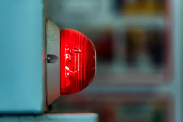 Röd industriella signallampa nära — Stockfoto
