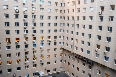 Birçok windows ile modern ofis duvarına