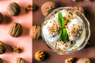 Vanilyalı dondurma kase ve ceviz