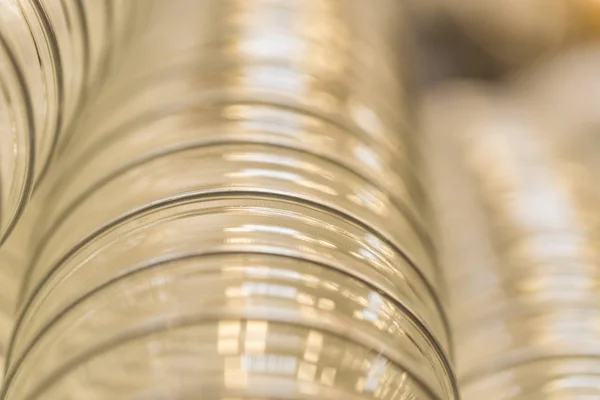 Крупный план прозрачной пластиковой гофрированной трубы — стоковое фото