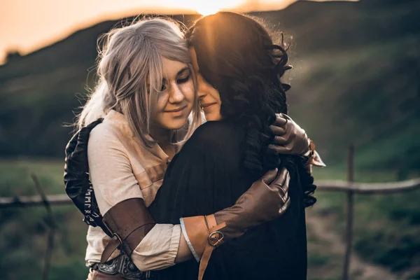 Δύο όμορφα κορίτσια φαντασίωση cosplay αγκαλιά στη φύση — Φωτογραφία Αρχείου