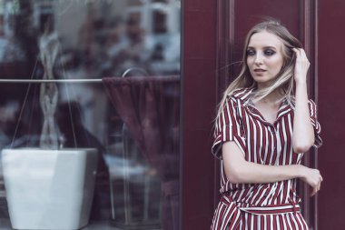 Uzun saçlı modeli dış vintage kafe teşkil etmektedir.