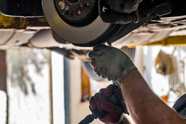 Замена тормозной колодки на машине
