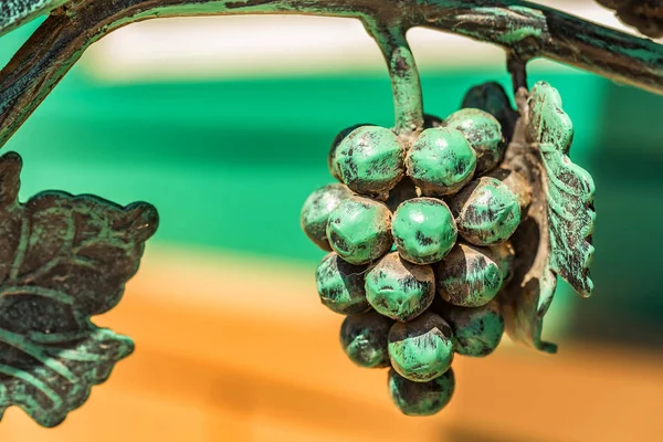 포도 실내 장식의 단조 금속 무리 — 스톡 사진
