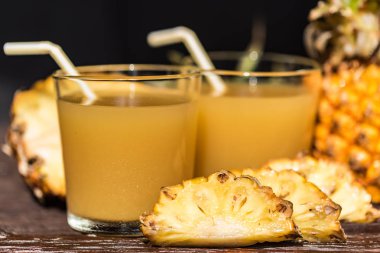 Ananas suyu ve dilim ahşap bir masa yerleştirilen