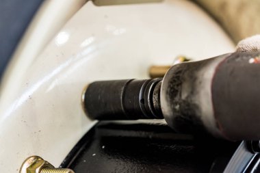 Makinist tekerlek pnömatik vida silah kullanarak birleştirir