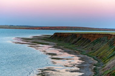 Güzel yaz manzara nehir banka ile