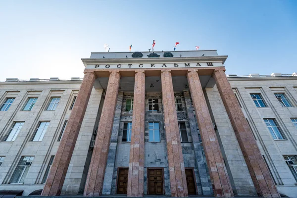 ROSTOV-ON-DON, RUSIA - 26 ABRIL 2018: La entrada a Rostselmash combina la planta — Foto de Stock