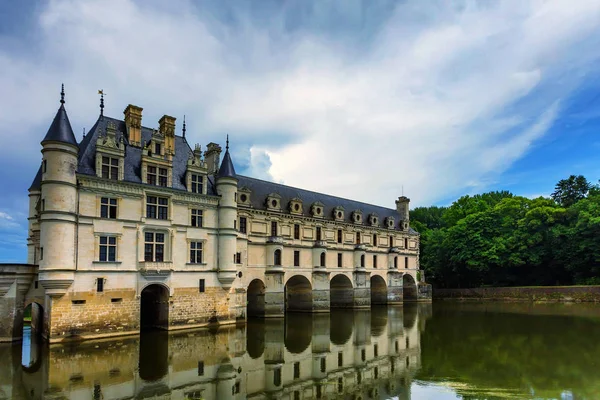 CHENONCEAU, FRANCIA - CIRCA GIUGNO 2014: Veduta del Chateau de Chenonceau e del fiume — Foto Stock