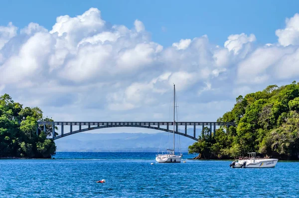 Samana, Dominikanska republiken - 31 oktober 2015: Visa Samana bay och bron, Dominikanska Republiken — Stockfoto