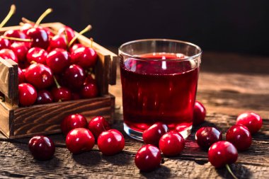 Bir ahşap kutu ve vişne suyu taze kiraz