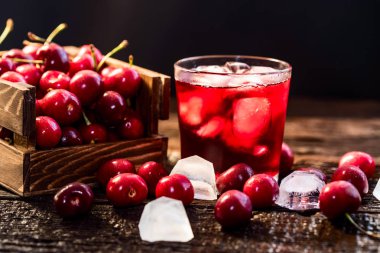 Bir ahşap kutu, buz, vişne suyu taze kiraz