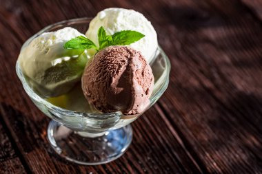 Lezzetli vanilyalı ve çikolatalı dondurma kase