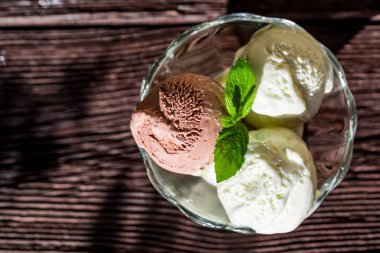 Lezzetli vanilyalı ve çikolatalı dondurma kase