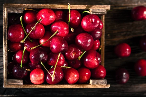 Bir ahşap kutu top görünümünde taze tatlı kiraz
