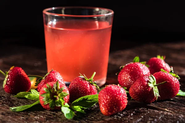 Fresh strawberries ang strawberry juice on wood — Stock Photo, Image