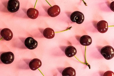 Pembe bir arka plan üzerinde tatlı olgun kiraz görünümü top