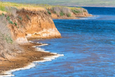 Güzel yaz manzara nehir banka ile