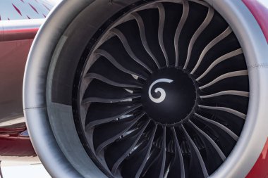 Kırmızı Boeing 777, motoru kapat