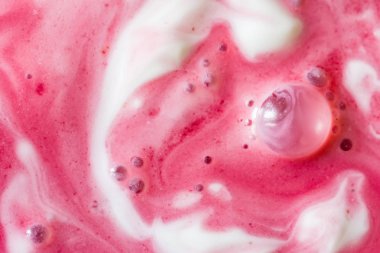 Süt tatlı ekşi krema ve vişne suyu