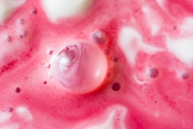 Süt tatlı ekşi krema ve vişne suyu