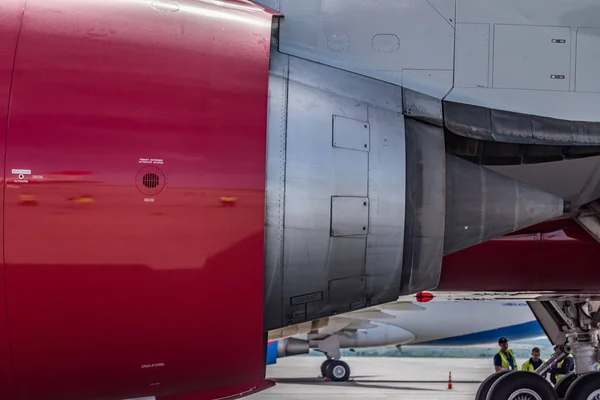 关闭引擎的红色波音777 — 图库照片