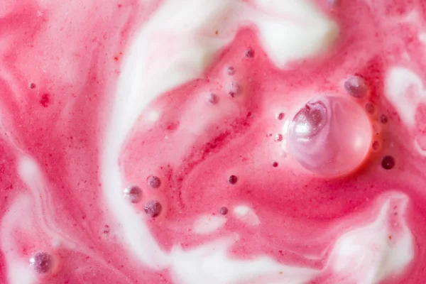 Süt tatlı ekşi krema ve vişne suyu