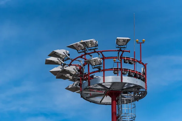 Lichtmast gegen blauen Himmel — Stockfoto