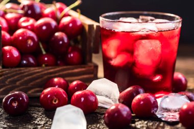 Bir ahşap kutu, buz, vişne suyu taze kiraz