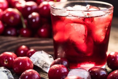 Bir ahşap kutu, buz, vişne suyu taze kiraz