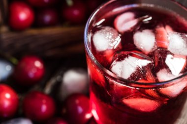 Bir ahşap kutu, buz, vişne suyu taze kiraz