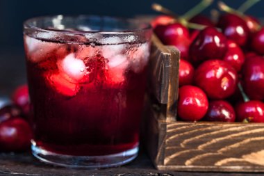 Bir ahşap kutu, buz, vişne suyu taze kiraz