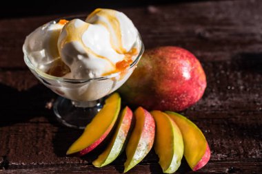 Karamel sos dondurma ve taze mango meyve
