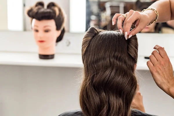 Friseur macht Hochzeitsfrisur — Stockfoto