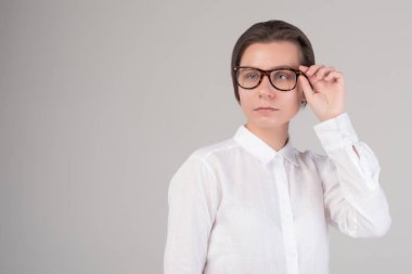 Genç ciddi iş kız gözlüklerini dokunur