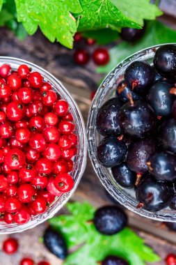 Olgun somun ve blackcurrant cam kase