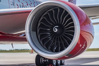 Kırmızı Boeing 777, motoru kapat