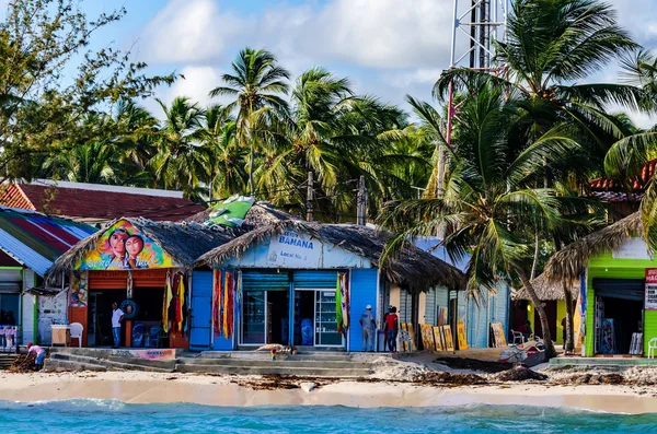 Punta Cana, Dominik Cumhuriyeti - 29 Ekim 2015: Pazar Dominik kenarı