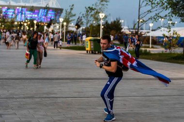 Rostov-On-Don, Rusya-26 Haziran 2018: Fan Rostov Arena önünde bayrak ile.
